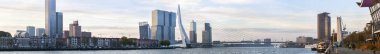 Rotterdam, Hollanda - 9 Ekim 2018: Rotterdam Panorama uyanış Kuzey ile Güney bağlama Erasmus bridge ile sabahın erken saatlerinde