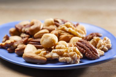 Üzerinde mavi bir yemek tuzlu fındık karışımı yakın çekim