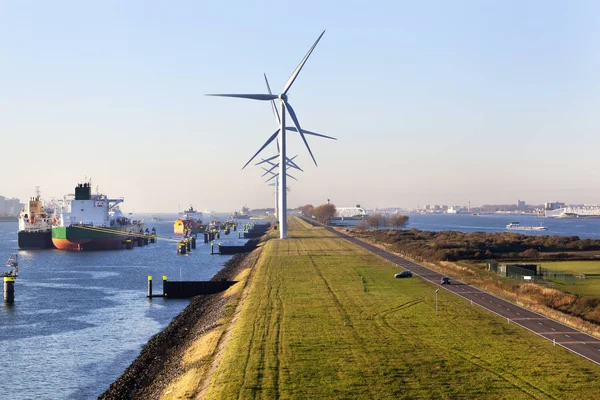 Navios Atracados Canal Caland Perto Turbinas Porto Roterdão — Fotografia de Stock