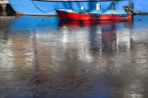 Brielle Hollanda Içinde Donmuş Eski Güzel Kırmızı Tekne — Stok fotoğraf