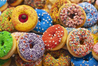 Farklı süslemeler ile lezzetli renkli donut