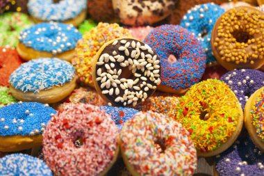 Farklı süslemeler ile lezzetli renkli donut