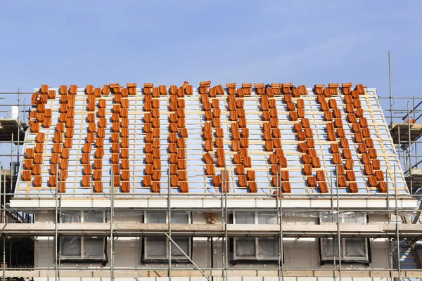 Çatı Yapım Aşamasında Hollanda Kırmızı Kiremit Yığını Ile — Stok fotoğraf