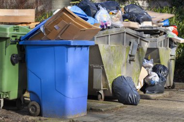 Çöp Konteyneri Capelle aan den Ijssel Hollanda'da bir sokakta aşırı