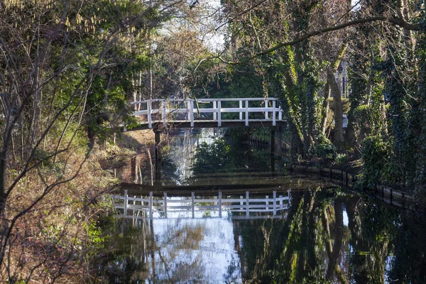 Μικρή λευκή ξύλινη γέφυρα σε ένα πάρκο — Φωτογραφία Αρχείου