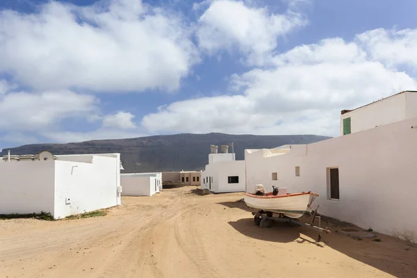 Calle vacía con arena y casas blancas en Caleta de Sebo en el —  Fotos de Stock