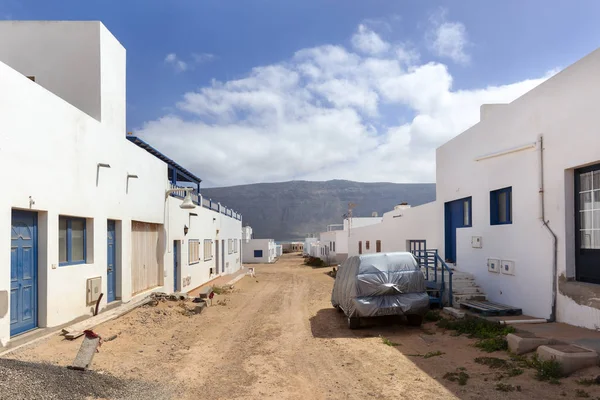 Calle vacía con arena y casas blancas en Caleta de Sebo en el —  Fotos de Stock