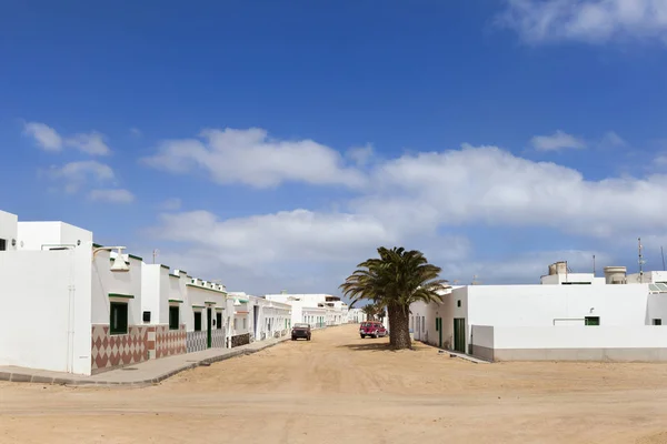 Calle vacía con arena y casas blancas en Caleta de Sebo en el —  Fotos de Stock