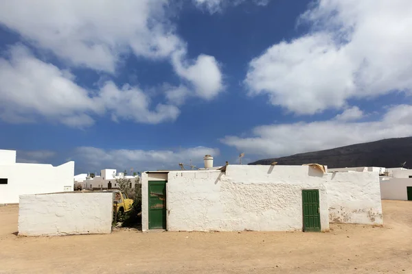 Calle vacía con arena y casas blancas en Caleta de Sebo en el —  Fotos de Stock