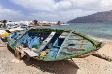 La Graciosa üzerinde kirli eski yıpranmış kırık tekneler