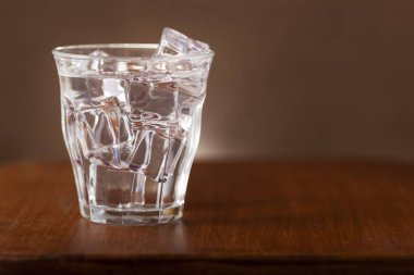 Buz küpleri ile tatlı su bardak