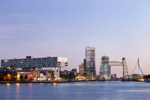 Rotterdam 'ın alacakaranlık Cityscape — Stok fotoğraf