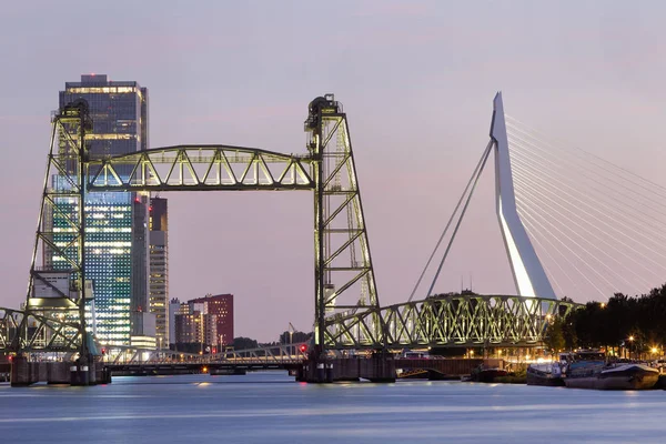Paesaggio urbano crepuscolare di Rotterdam — Foto Stock