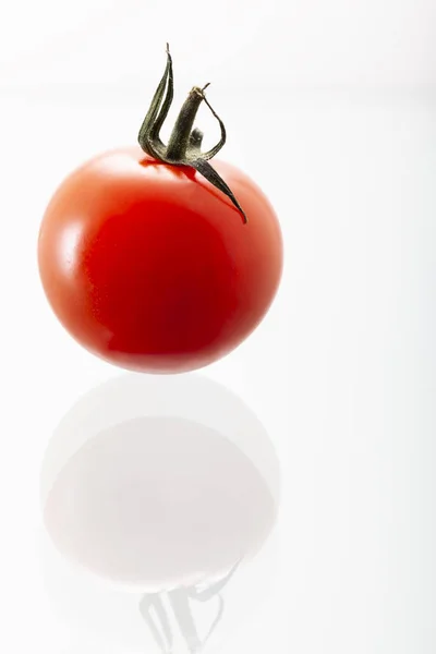 Pomidor wiśniowy z białym odbiciem szkła — Zdjęcie stockowe