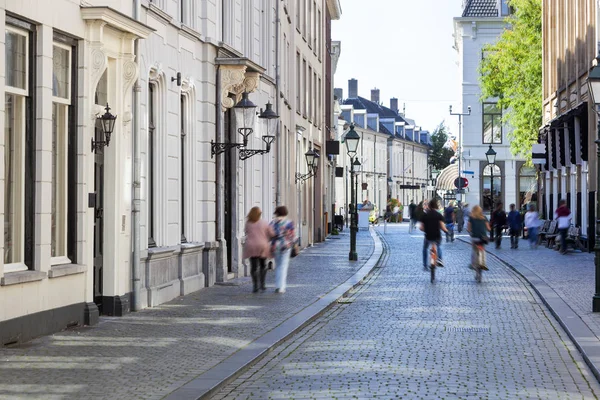 Rue avec des bâtiments historiques et des piétons flous mouvement — Photo