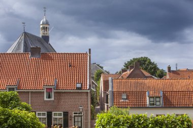 Hollanda'da Nieuwpoort geleneksel kırmızı kiremitli çatılar