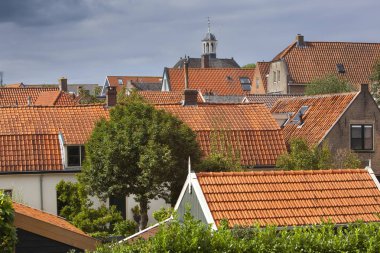 Hollanda'da Nieuwpoort geleneksel kırmızı kiremitli çatılar