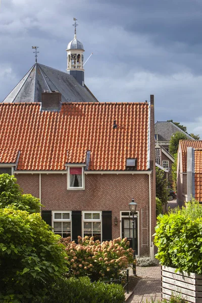 Tetos tradicionais de azulejos vermelhos em Nieuwpoort, Países Baixos — Fotografia de Stock