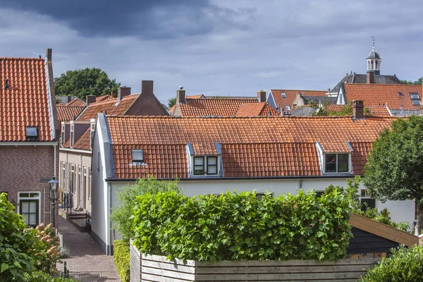 Tradiční červené dlážděné střechy v Nieuwpoort v Nizozemsku — Stock fotografie