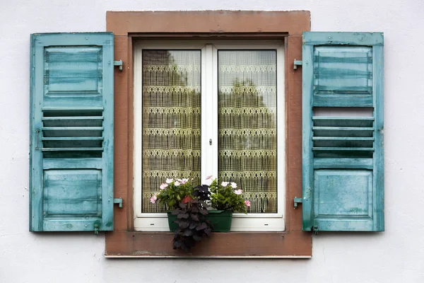 Fenêtre vintage avec volets bleus — Photo