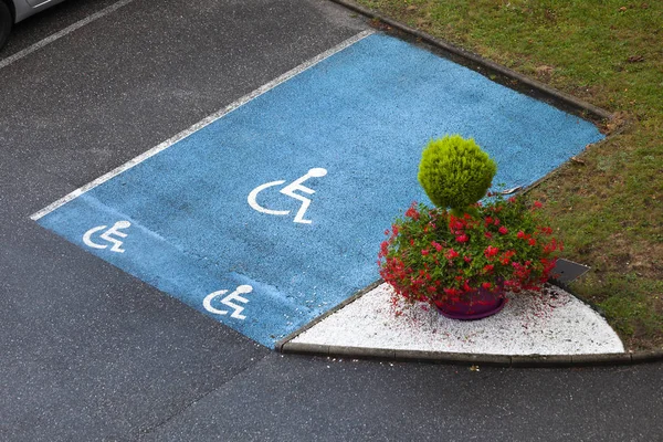 Парковка для інвалідів — стокове фото