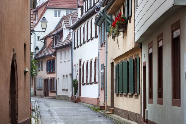 Rue humide à Wissembourg en France — Photo