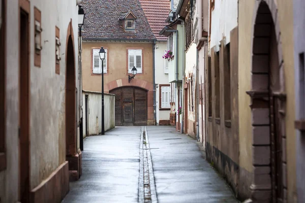 Rue étroite humide à Wissembourg en France — Photo