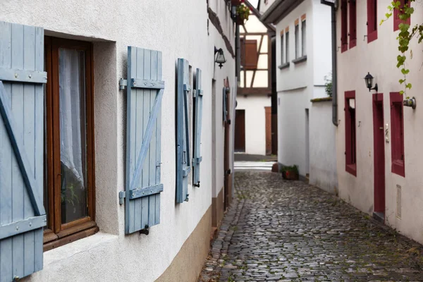 Nasse enge Straße in Wissembourg in Frankreich — Stockfoto