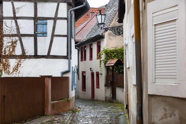 Rue étroite humide à Wissembourg en France — Photo