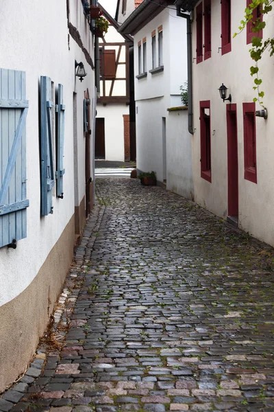 Nasse enge Straße in Wissembourg in Frankreich — Stockfoto