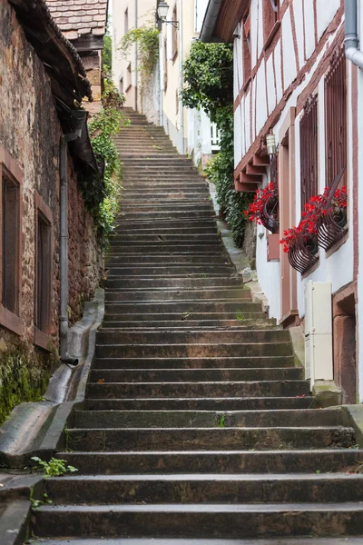 Vieille rue des Escaliers à Niederbronn les Bains en France — Photo