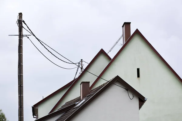 Pólo de eletricidade perto de uma casa na França — Fotografia de Stock