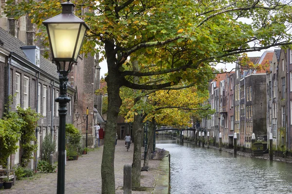 Lamppost a kanálové domy v Dordrechtu v Nizozemsku — Stock fotografie