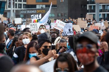 Rotterdam, Hollanda - 3 Haziran 2020: George Floyd 'un öldürülmesinin ardından ABD' de Afro-Amerikan vatandaşlarına yönelik polis şiddetine karşı Rotterdam 'daki Erasmus köprüsünün yakınında ve üzerinde barışçıl bir protesto. Koronavirüs p yüzünden 1,5 metre mesafede.