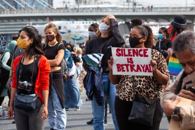 Rotterdam, Hollanda - 3 Haziran 2020: George Floyd 'un öldürülmesinin ardından ABD' de Afro-Amerikan vatandaşlarına yönelik polis şiddetine karşı Rotterdam 'daki Erasmus köprüsünün yakınında ve üzerinde barışçıl bir protesto. Koronavirüs p yüzünden 1,5 metre mesafede.
