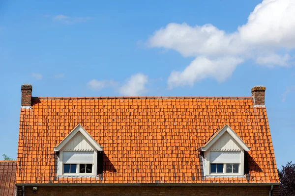 Telhado Simétrico Azulejos Vermelhos Com Dois Dormers Com Persianas Rolantes — Fotografia de Stock