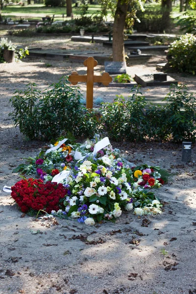 Flores Una Nueva Tumba Sin Lápida Cementerio Rotterdam Los Países — Foto de Stock