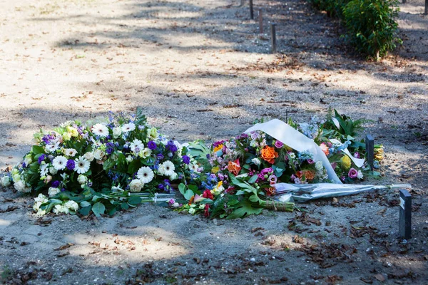 Flores Una Nueva Tumba Sin Lápida Cementerio Rotterdam Los Países — Foto de Stock