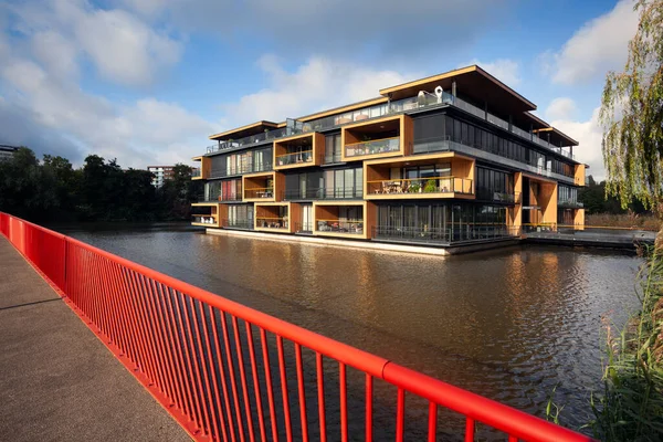 Appartementencomplex Gebouwd Water Rotterdam Vanaf Een Brug Met Rode Leuning — Stockfoto