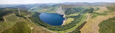 Göl Guinness (Lake Lough Tay dron görünümü)