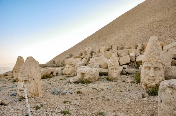 Statues Autour Tombe Roi Antochus Commagène Sur Sommet Mont Nemrut — Photo