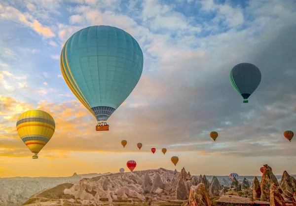 sıcak hava balonu muhteşem Kapadokya üzerinde uçan