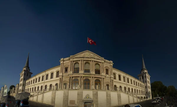 土耳其伊斯坦布尔 Kuleli 军事高中 库莱利军事高中大楼 原为库莱利骑兵军营 由奥斯曼帝国建筑师加拉贝特 巴良及其公寓设计 — 图库照片