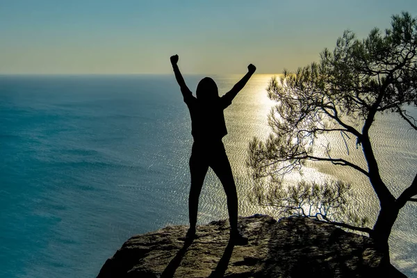 Gün batımında - stok görüntü kadın siluet