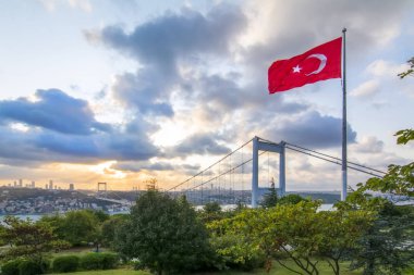 Türk bayrağı ve Otagtepe, Beykoz Istanbul, Türkiye'de alınan Fatih Sultan Mehmet Köprüsü Fotoğraf görünümü