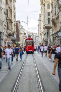 Istanbul, Türkiye - Ağustos 11, 2018: Retro tramvay Istiklal Caddesi'nde. Istanbul tarihi bölge. Istanbul ünlü turistik çizgi. Kırmızı tramvay Taksim-Tünel.