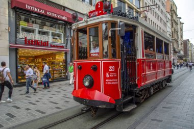 Istanbul, Türkiye - Ağustos 11, 2018: Retro tramvay Istiklal Caddesi'nde. Istanbul tarihi bölge. Istanbul ünlü turistik çizgi. Kırmızı tramvay Taksim-Tünel.