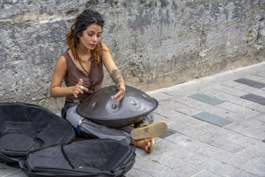 Istanbul, Türkiye - 01 Ocak 2019: Istiklal Caddesi, Beyoğlu, Istanbul'da onların aletleri ile gerçekleştirme Street müzisyenler. Caddenin her iki halk için en popüler cazibe spot biridir
