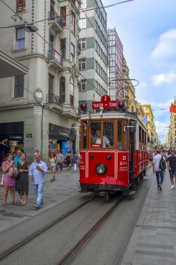 Istanbul, Türkiye - Ağustos 11, 2018: Retro tramvay Istiklal Caddesi'nde. Istanbul tarihi bölge. Istanbul ünlü turistik çizgi. Kırmızı tramvay Taksim-Tünel.