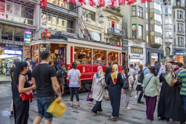 Istanbul, Türkiye - Ağustos 11, 2018: Retro tramvay Istiklal Caddesi'nde. Istanbul tarihi bölge. Istanbul ünlü turistik çizgi. Kırmızı tramvay Taksim-Tünel.